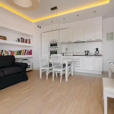 Modern Apartment Across The Ponds Varsó Kültér fotó