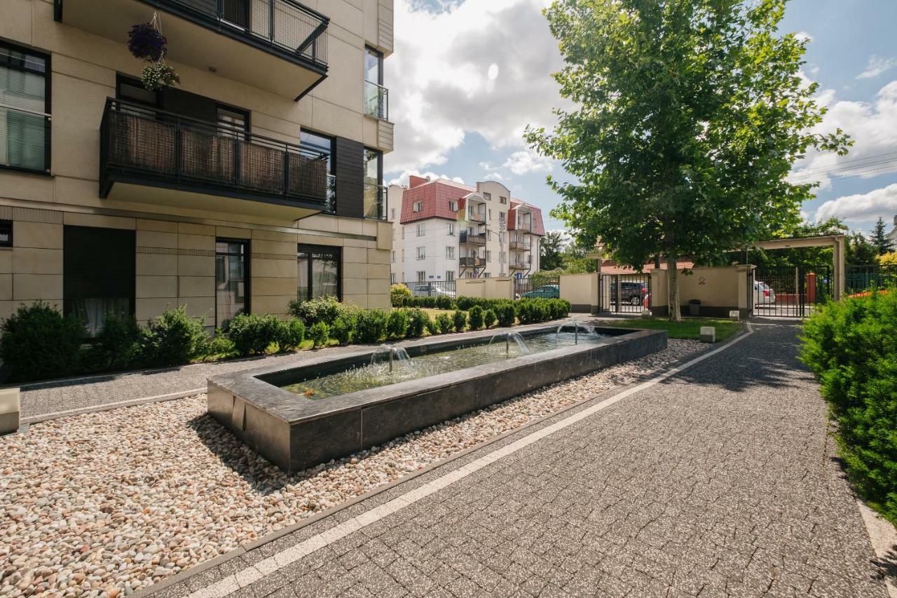 Modern Apartment Across The Ponds Varsó Kültér fotó